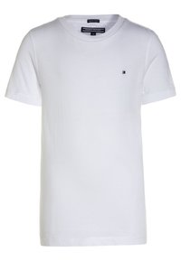Camiseta blanca de algodón orgánico, de mangas cortas, con cuello redondo, que presenta un pequeño logo azul y rojo en el lado izquierdo del pecho. Textura suave y lisa.