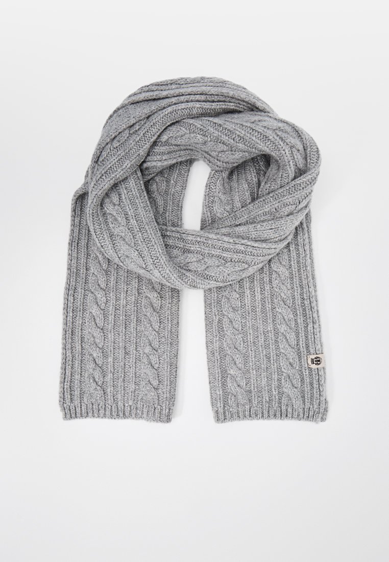 Szary, dziany szalik z wzorem w warkocz, prążkowanymi brzegami i małą metką z logo na jednym końcu. Miękka tekstura i średnia długość.