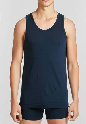 Canotta blu navy realizzata in tessuto morbido ed elastico. Presenta una scollatura tonda e spalline larghe, progettata per il comfort.