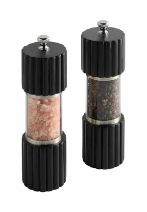 Zwei schwarze manuelle Mühlen mit geriffelten Griffen, eine gefüllt mit rosa Salzkristallen, die andere mit gemischten Pfefferkörnern.