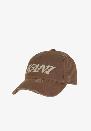 Bruine pet met een gebogen klep, voorzien van versleten accenten en witte "KAN" lettering aan de voorkant. Gemaakt van zacht katoen.