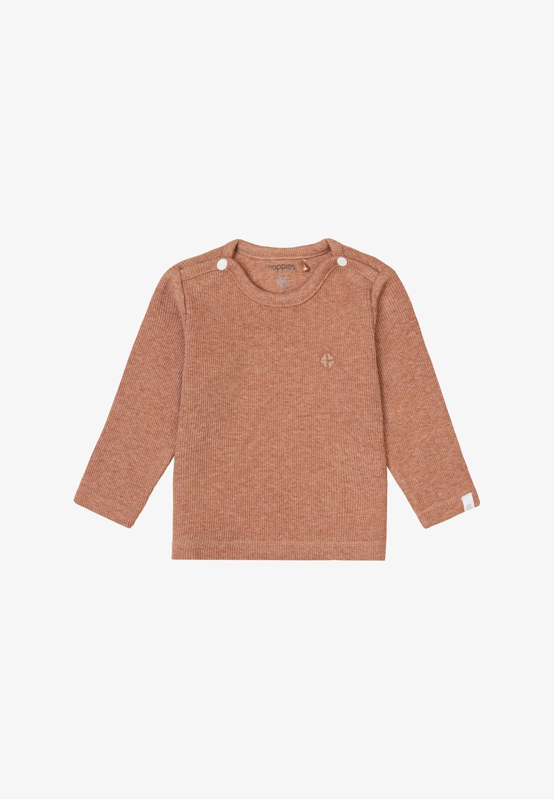 Langærmet ribstrikket sweater i en varm terracotta farve. Har to hvide skuldersnapper og et lille logo på brystet. Blød tekstur.