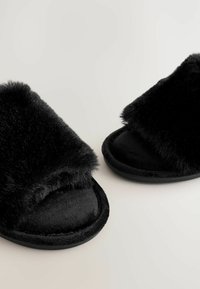 Next REGULAR FIT  - Lahtised kingad - black
