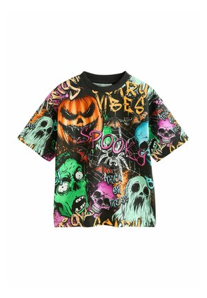 Sort Halloween-tema T-shirt med farverige grafik af græskar, kranier, spøgelser, zombier, flagermus, spindelvæv og ord som uhyggelig og trick or treat.