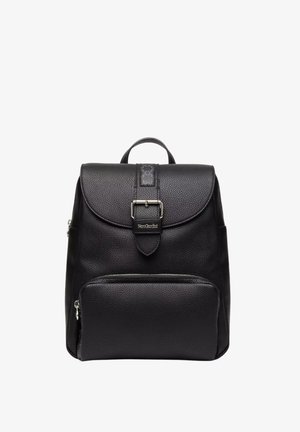 Zaino in pelle nera con finitura testurizzata, patta arrotondata, fibbia in metallo argento, tasca frontale con cerniera e manico superiore. Design compatto.
