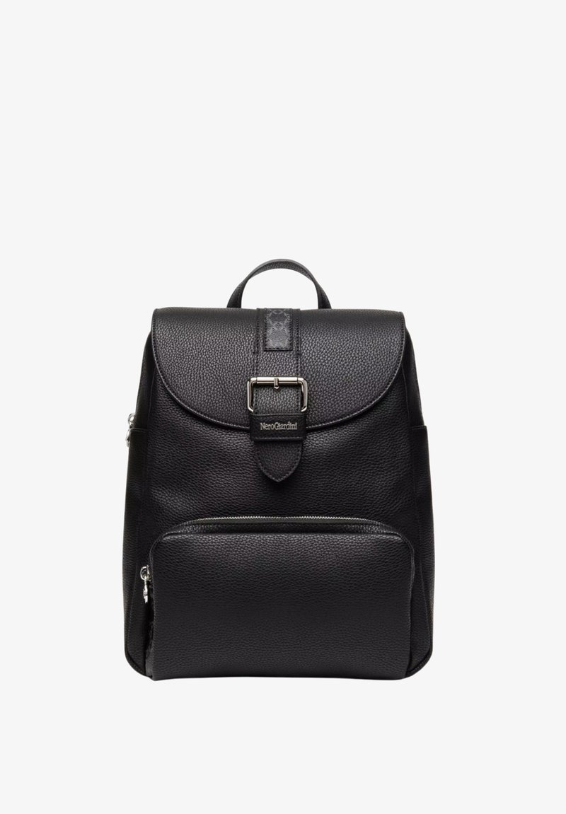 Zwarte leren rugzak met een gestructureerde afwerking, afgeronde klep, zilverkleurige gesp, voorvak met rits en een bovenhandvat. Compact ontwerp.