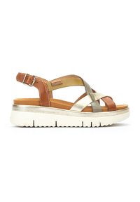 Sandalias de tiras cruzadas marrones y doradas metálicas con una suela de plataforma blanca gruesa y correa ajustable en el tobillo. Plantilla de ante suave.