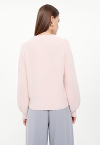 Helles rosa, geripptes Sweatshirt mit langen Ärmeln und Perlenakzenten sowie einem runden Ausschnitt. Weicher Stoff und taillierter Saum.