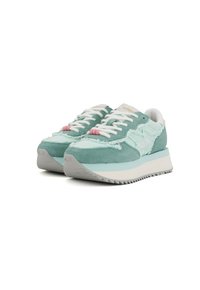 Sneakers in camoscio verde chiaro con lacci bianchi, accenti rosa e suola imbottita. Dettagli testurizzati notevoli sulla parte superiore. Suola piatta e sagomata.