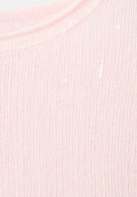 Tejido de punto en suave color rosa con un escote redondo, que presenta una textura sutil y una apariencia delicada y acogedora.