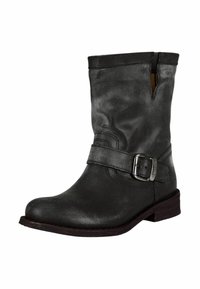 Stivale alla caviglia in pelle nera con una texture liscia, cerniera laterale e una fascia decorativa con fibbia metallica. Tacco basso e impilato.