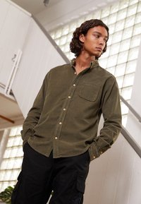 Urban Classics - CORDUROY SHIRT - Srajca - olive Miniaturna slika 1