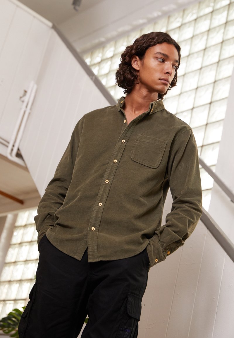 Urban Classics - CORDUROY SHIRT - Vapaa-ajan kauluspaita - olive, Suurenna