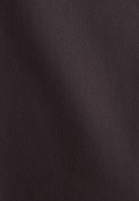 Donkerbruin stof met een gladde textuur en een subtiele diagonale weefpatroon, geschikt voor bekleding of kledinggebruik.