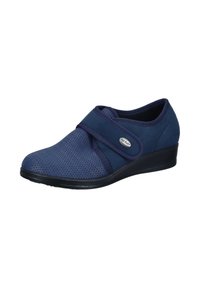 Scarpa blu navy con tomaia in rete e morbido tessuto, dotata di una fascia con velcro, punta arrotondata e una leggera soletta in gomma nera con tacco.