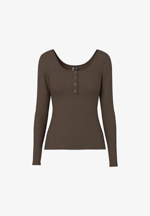 Top de manga larga de canalé en marrón oscuro, con un escote redondeado y tapeta de tres botones en el frente. Tejido suave y elástico.