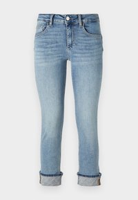 Vaaleansiniset farkut, joissa on kapea leikkuumuotoilu, käännetyt lahkeet ja hienovarainen kuluminen. Varustettu napilla ja vetoketjulla.