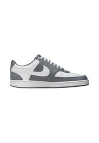Graue und weiße Nike-Sneaker aus Leder, mit einer glatten Oberfläche, perforierter Zehenpartie und strukturierten Akzenten an den Seiten und der Ferse.