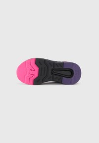 Svart gummi sneakersåle med en teksturert overflate. Har en rosa seksjon ved tåen og en gradient lilla hæl.
