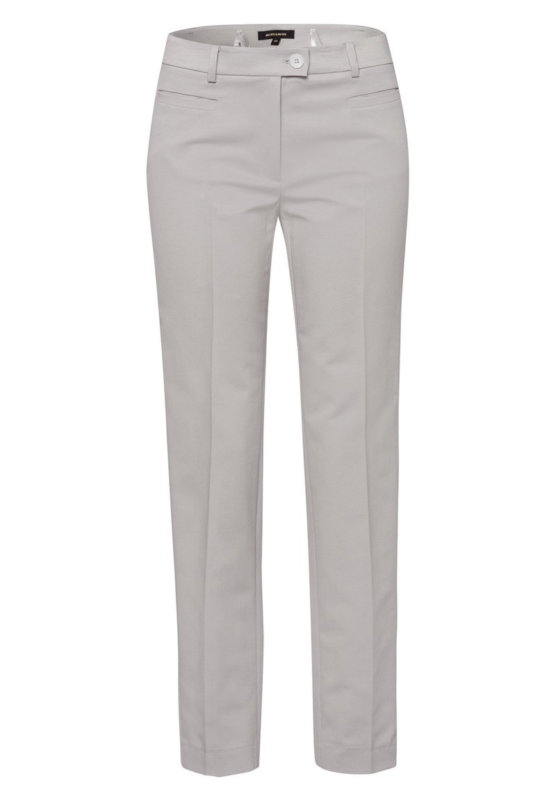 Lichtgrijze, op maat gemaakte damespantalons met riemlussen, voorknopsluiting, schuine zakken aan de voorkant en een recht gesneden pijp.