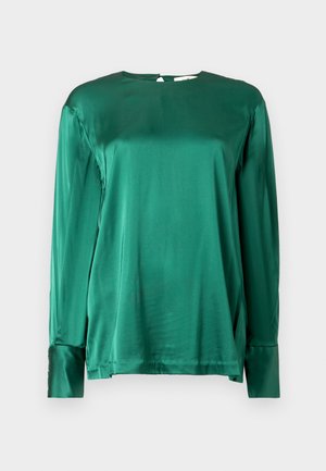 Bluză lungă din satin verde, cu mâneci lungi, guler rotund și nasturi decorativi la manșete, având o textură fină și o siluetă drapată.