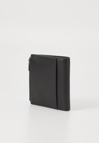 Svart lommebok i lær med en glatt tekstur, rektangulær form, og en glidelås på den ene siden. Minimalistisk design uten dekorasjoner.