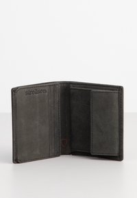 Cartera de cuero negro con una textura suave. Presenta ranuras para tarjetas, un bolsillo lateral y sutiles detalles de costura. Abierta para mostrar el interior.