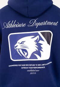 Marineblauer Kapuzenpullover mit dem Schriftzug "Athleisure Department", einem brüllenden Säbelzahntiger-Logo und einem motivierenden Slogan über Leistung und Grenzen.