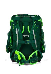 Mochila ergonómica verde con patrones de relámpagos verdes brillantes, correas acolchadas, bolsillos laterales y acentos reflectantes para mayor visibilidad.