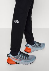 The North Face Träningsbyxor - black