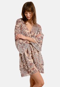 Kimono con motivo floreale realizzato in tessuto leggero, caratterizzato da scollatura a V, maniche a campana e una palette di colori pastello con dettagli intricati.