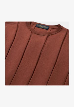 Roestkleurige trui met geribbelde ronde hals en geplooid ontwerp. Zachte textuur en gebreide stof, voorzien van een blauw en gouden merketiket.