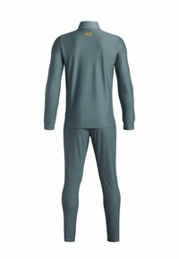 Sportinis treningas muted teal spalvos, kurio sudėtyje yra užtrauktuku užsegama striukė su aukštu apykakle ir priglundančios kelnės. Ant nugaros yra geltona logotipas.