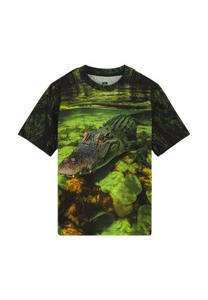 Tricou cu un design subacvatic realist care prezintă un prim-plan al unui crocodil înconjurat de frunze verzi de nuferi și plante acvatice.
