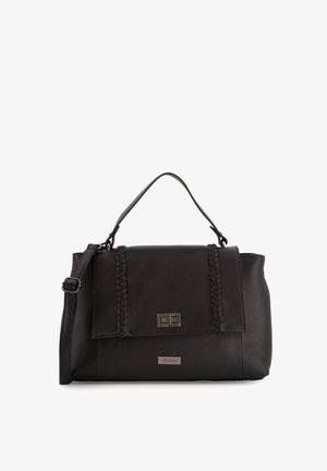 Czarna skórzana torba na ramię z plecionym detalem na klapie, krótkim uchwytem i regulowanym paskiem na ramię. Posiada metalliczną tabliczkę z logo.