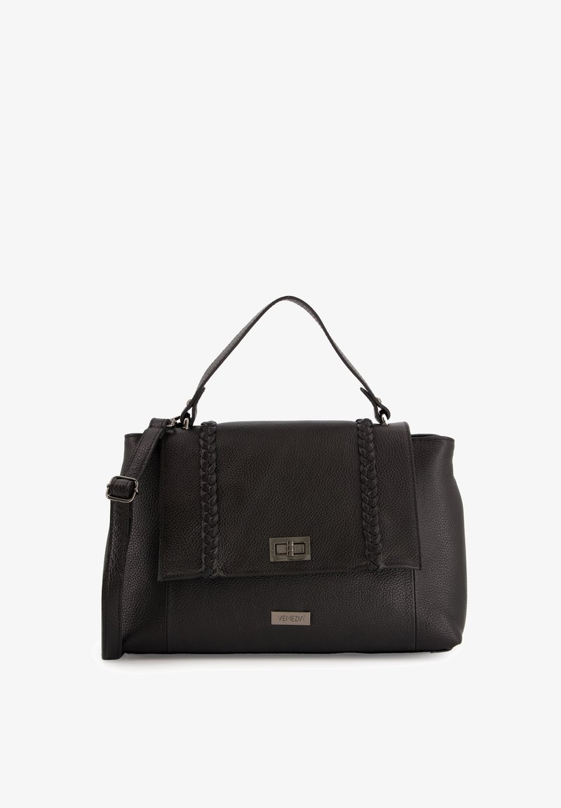 Czarna skórzana torba na ramię z plecionym detalem na klapie, krótkim uchwytem i regulowanym paskiem na ramię. Posiada metalliczną tabliczkę z logo.