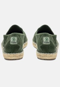 Zielone kanwowe espadryle z jutowymi podeszwami, z logo naturalnego świata na pięcie i teksturowanym, miękkim wykończeniem.