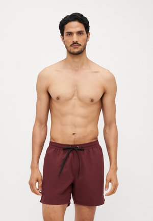 Shorts de bain bordeaux avec une taille élastique et un cordon noir. Les shorts ont une coupe droite et sont fabriqués en matériau léger.