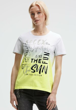 Weißes T-Shirt in Neon-Gelb mit grafischem Text in verschiedenen Schriftarten und Farben. Kurze Ärmel und ein runder Halsausschnitt mit lockerem Schnitt.