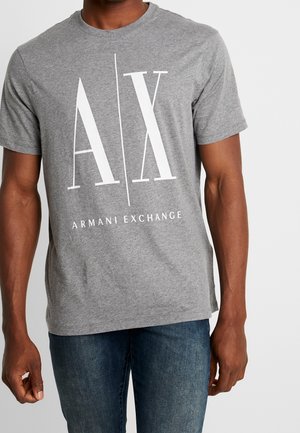 Szara bawełniana koszulka z krótkimi rękawami z wyraźnym białym logotypem "AX" oraz napisem "ARMANI EXCHANGE" z przodu. Klasyczny krój.