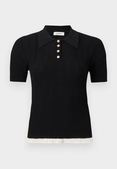 Μαύρο πλεκτό πόλο μπλουζάκι με κοντά μανίκια, ριμπ υφή, πέντε χρυσά κουμπιά, μυτερό γιακά και λευκή λεπτομέρεια στο στρίφωμα.