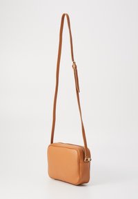 Borsa a tracolla in pelle marrone con forma rettangolare, cinturino regolabile e chiusura con zip. Texture liscia con hardware minimale.