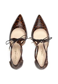 Zapatos de punta afilada con estampado de leopardo, diseño con cortes y cordones negros, con una textura suave y una plantilla beige con el logo "MARTINELLI 1973".