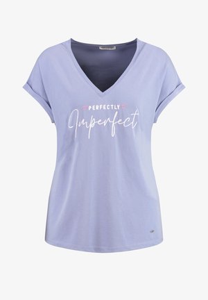 Vaaleanvioletti V-kaula-aukkoinen t-paita, jossa on käännetyt hihat ja valkoisella sekä vaaleanpunaisella kirjailtu teksti "Perfectly Imperfect". Pehmeä ja rento puuvillamateriaali.
