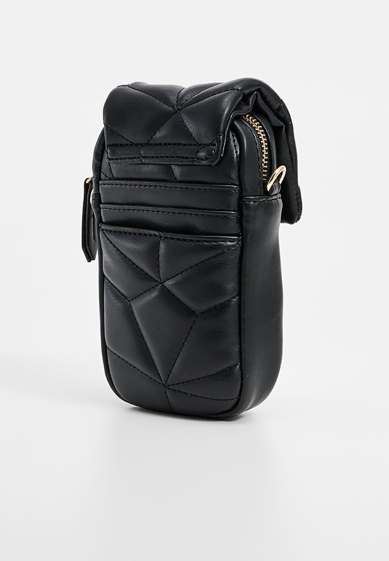 Borsa a tracolla in pelle nera trapuntata con chiusura a zip, caratterizzata da una forma rettangolare, bordi arrotondati e una tasca frontale con cuciture diagonali.