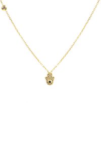 Guldhalskæde med et håndformet vedhæng prydet med klare krystaller og en blå sten, på en delikat kæde med led.