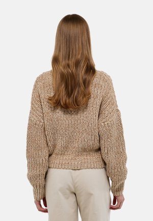 Pull en tricot beige avec une coupe décontractée, un motif texturé et un ourlet côtelé. Présente des épaules tombantes et des manches longues. Vue arrière.