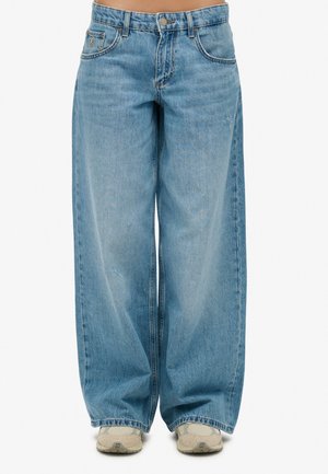 Helle blaue weit geschnittene Jeans aus Denim, mit einem klassischen Fünf-Taschen-Design und subtilen Distress-Details.