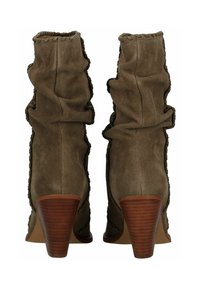 Hnědé kotníkové boty z semiše s volánovým střihem, pletenými detaily podél okrajů a dřevěnými kuželovými podpatky. Pohled zezadu, jsou viditelné textury.