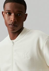 Calvin Klein Jeans MONO APPLIQUE   - Giubbotto Bomber - ivory